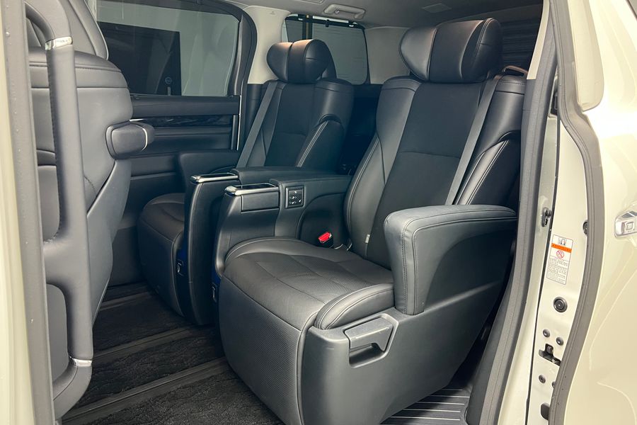 Toyota Alphard 3.5 4WD TRD BODYKIT Top Spec!