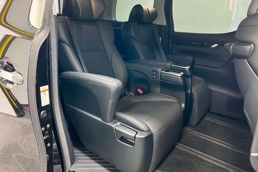 Toyota Alphard: 3.5 Automatic