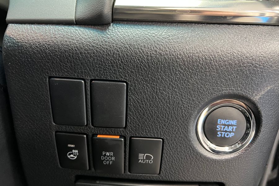 Toyota Alphard: 2.5 Automatic